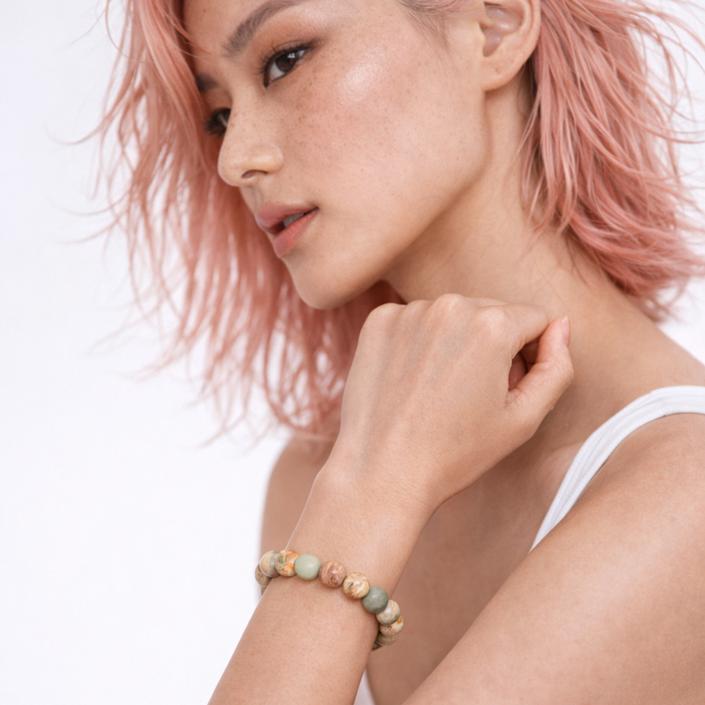 Shoushan stone bracelet worn by woman