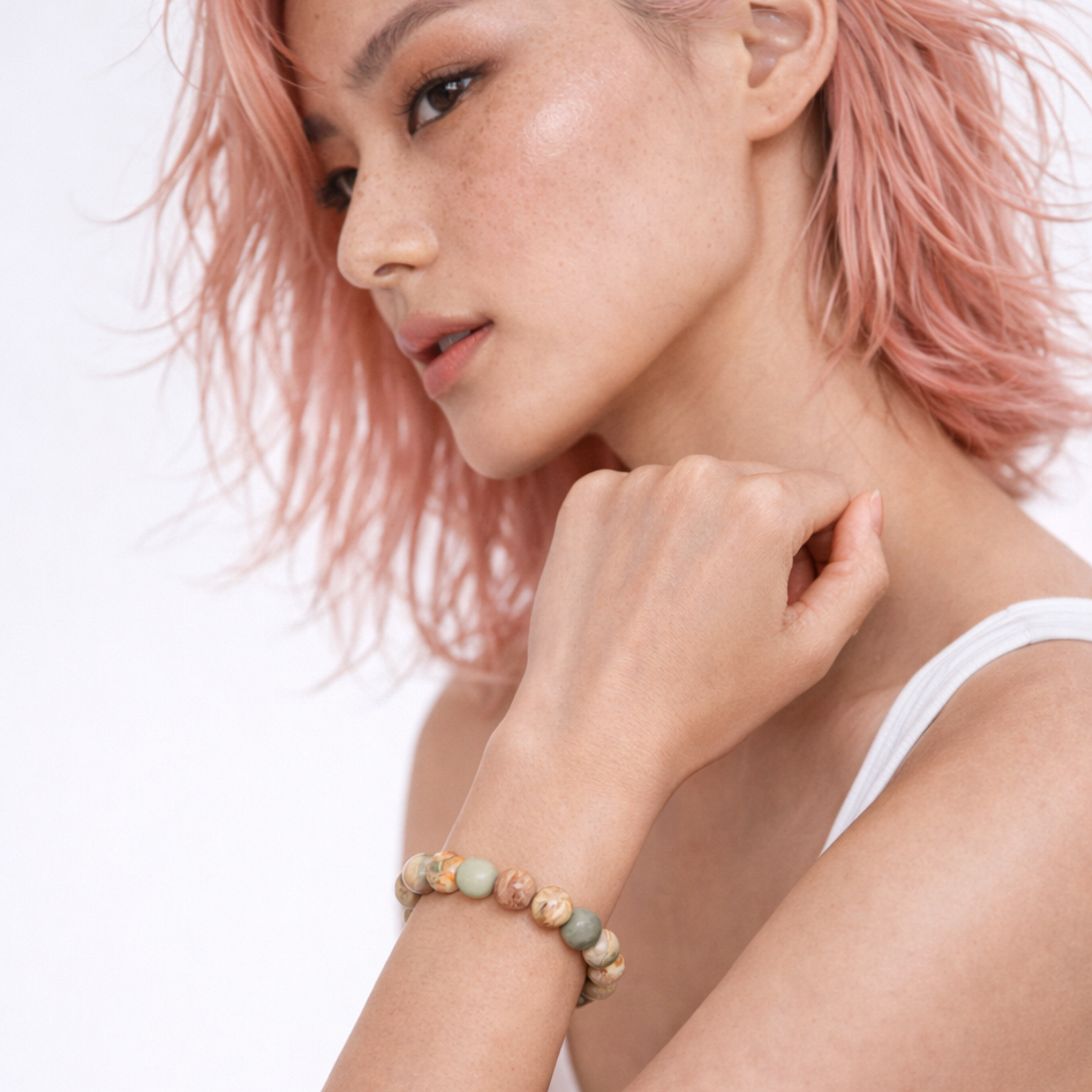 Shoushan stone bracelet worn by woman